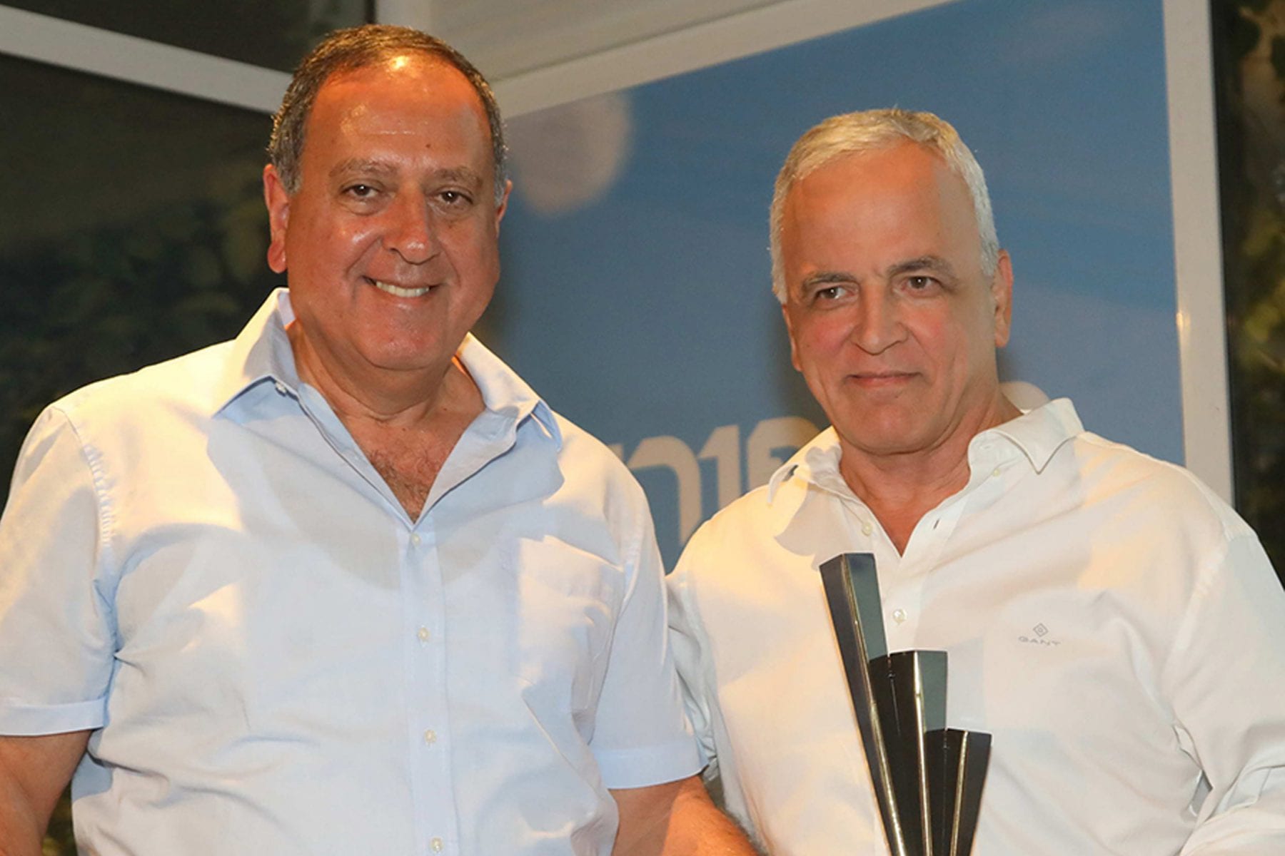 יעקב אמסלם מקבל את הגביע מגדי מור מנכ"ל אמדאוס. צילום: סיון פרג'|עדי אזולאי