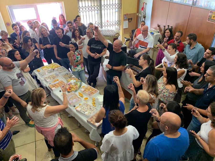 אייל קשדן וצוות עובדי השטיח המעופף. צילום: השטיח המעופף|אייל קשדן וצוות עובדי השטיח המעופף. צילום: השטיח המעופף
