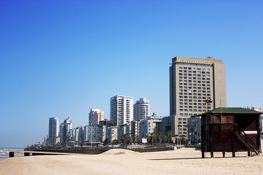 חוף בת-ים. צילום: 123rf|מיקום המגרש שבמכרז. צילום: משרד התיירות