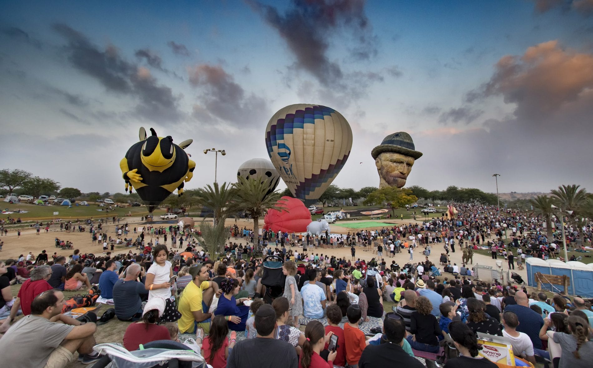 פסטיבל כדורים פורחים בנגב. צילום: תמרה כהן|מנפחים לפני המראה. צילום: ספיר פרץ זילברמן|ממריאים. צילום: ספיר פרץ זילברמן|רואים את הצל של עצמנו ע?