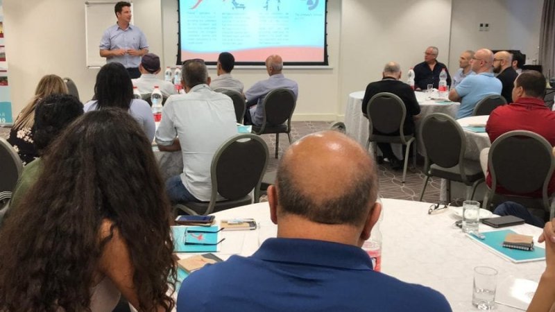 יריב פישר מנכ"ל פלייאיסט מרצה בכנס. צילום פלייאיסט