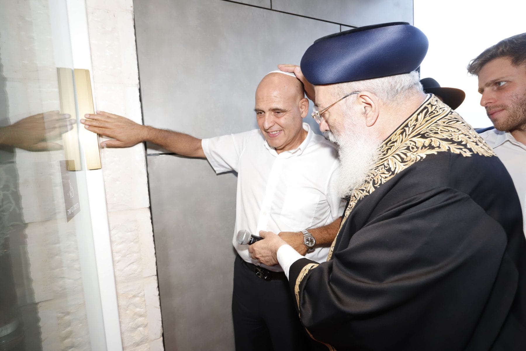 הרב שלמה עמאר דוד ואסף פתאל בטקס קביעת המזוזה בפתאל טרמינל. צילום יוני רייף|גוזרים את הסרט בטרמינל פתאל. מימין: שני שיפרמן יורם שפירא אסף ודו?
