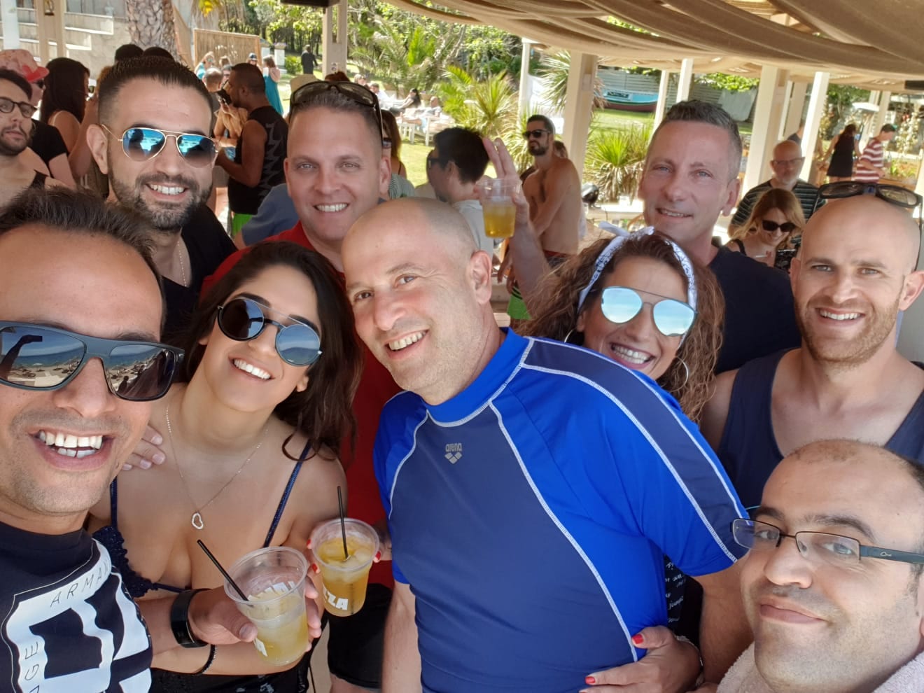 עובדים ונהנים. איל קשדן עם כמה מעובדי השטיח המעופף בחלקידיקי. צילום: באדיבות השטיח המעופף|גם אנחנו רוצים. עובדי השטיח המעופף בחלקידיקי. צילו?