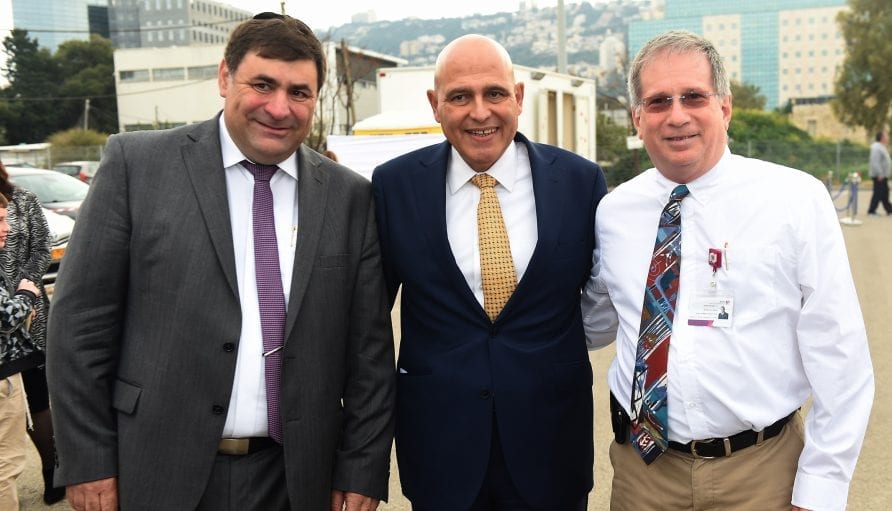 מימין לשמאל: מנהל בית החולים רמב&rdquo;ם ד&rdquo;ר מיכאל (מיקי) הלברטל