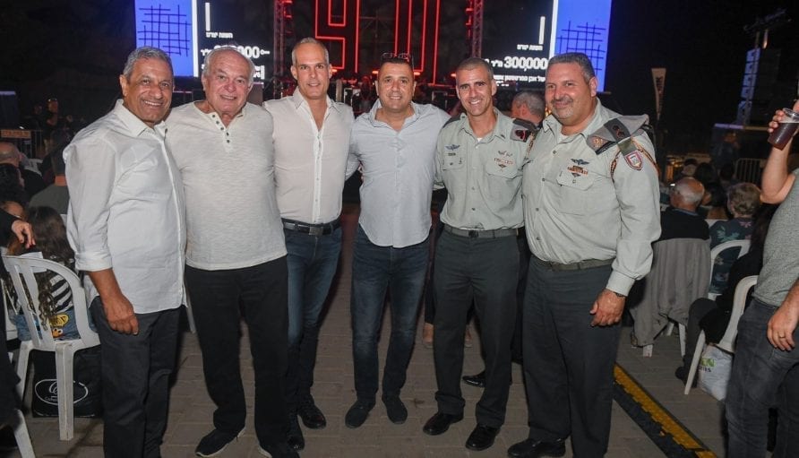 מימין לשמאל: עמוס לוי