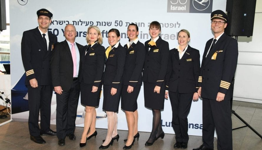 עופר קיש מנכ"ל לופטהנזה ישראל וצוות אויר לופטהנזה. צילום: יאיר שגיא|הסלנת מים לופטהנזה לרגל 50 שנה בישראל. צילום: יאיר שגיא