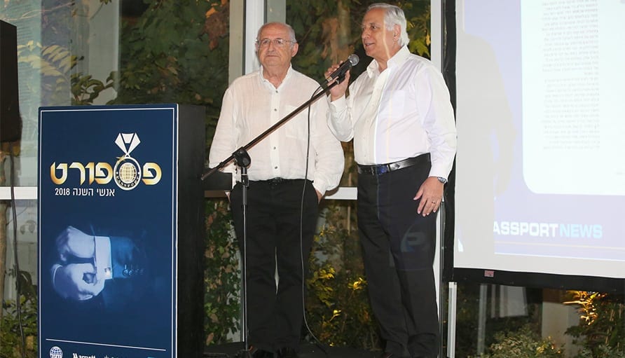 מוסיק בריקמן מקבל אות מפעל חיים של "פספורט" מידי בועז וקסמן. צילום: חן גלילי|מוסיק בריקמן. צילום: רונן מחלב|