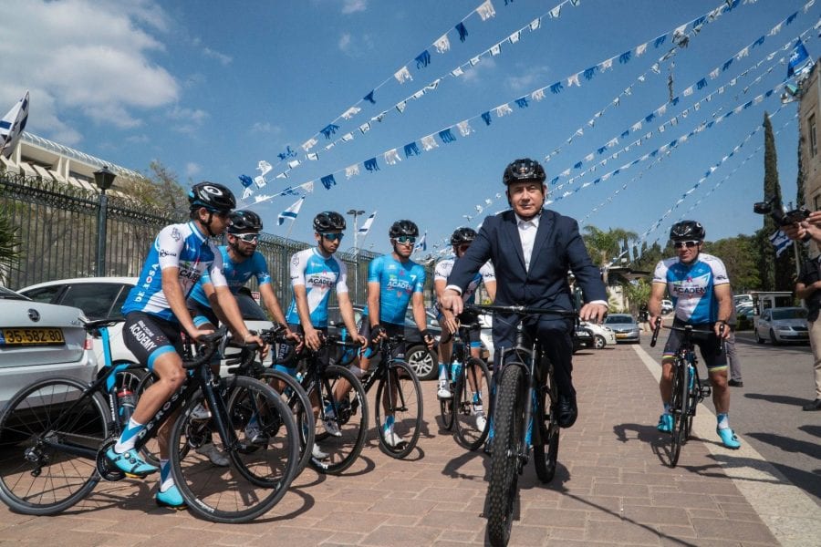 ראש הממשלה נתניהו והורכבים הישראלים למירות הג'ירו. צילום שחר צרפתי