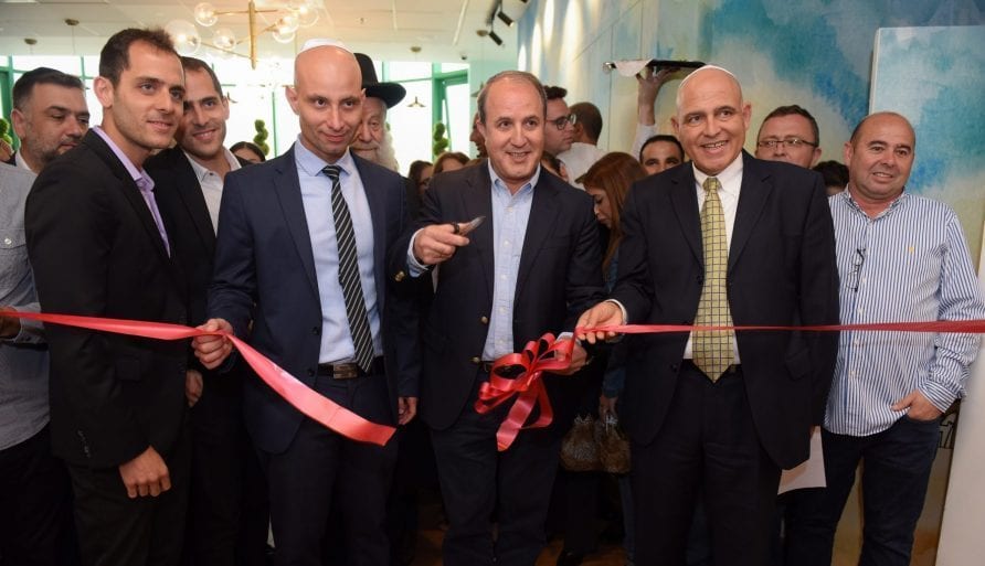 חונכים את מרכז ההזמנות החדש. צילום: סטודיו קמילה||