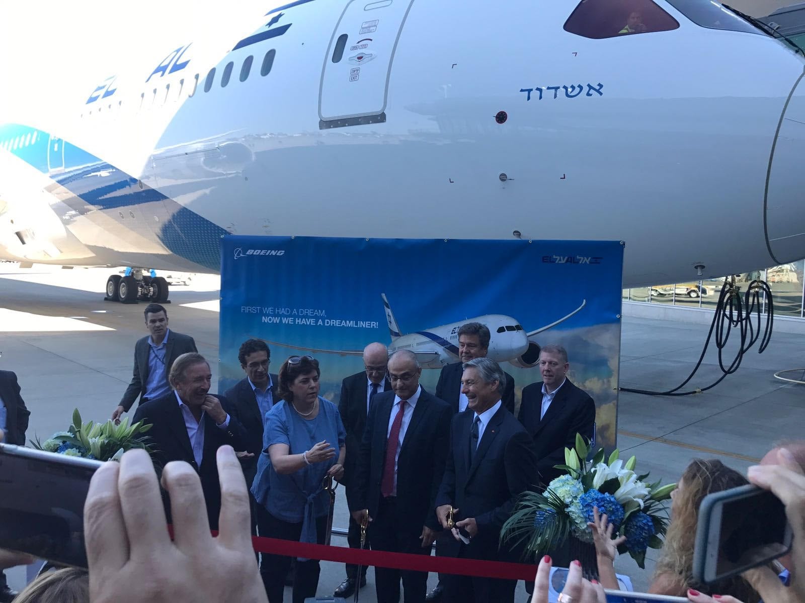 יוצאים לדרך: גוזרים את הסרט של הדרימליינר הראשון של אל על לפני ההמראה לישראל. מימין: ריי קונור
