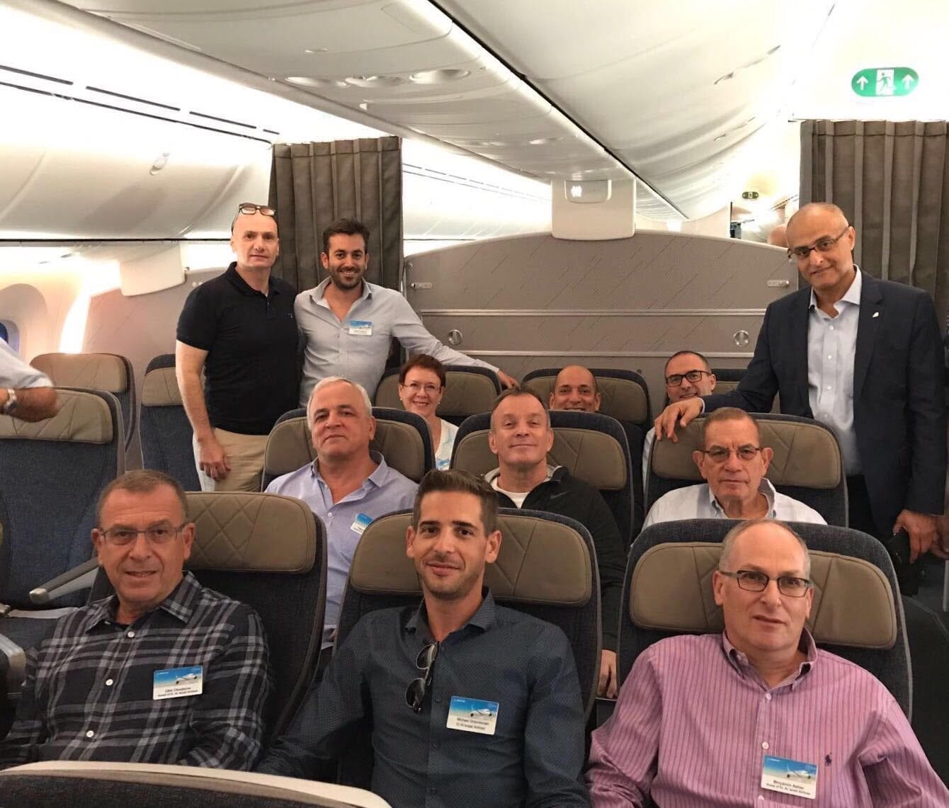 מימין לשמאל במחלקת הפרימיום אקונומי החדשה: אשר