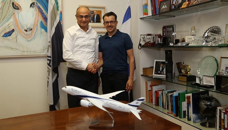 דוד מימון ושי שלום בעת החתימה על ההסכם לעיצוב מדים חדשים לצוותי אל על. צילום: סיון פרג'|שי שלום. צילום: תום מרשק