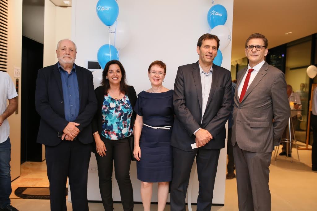 מימין לשמאל:סמנכ"ל המסחר של טראנסאט