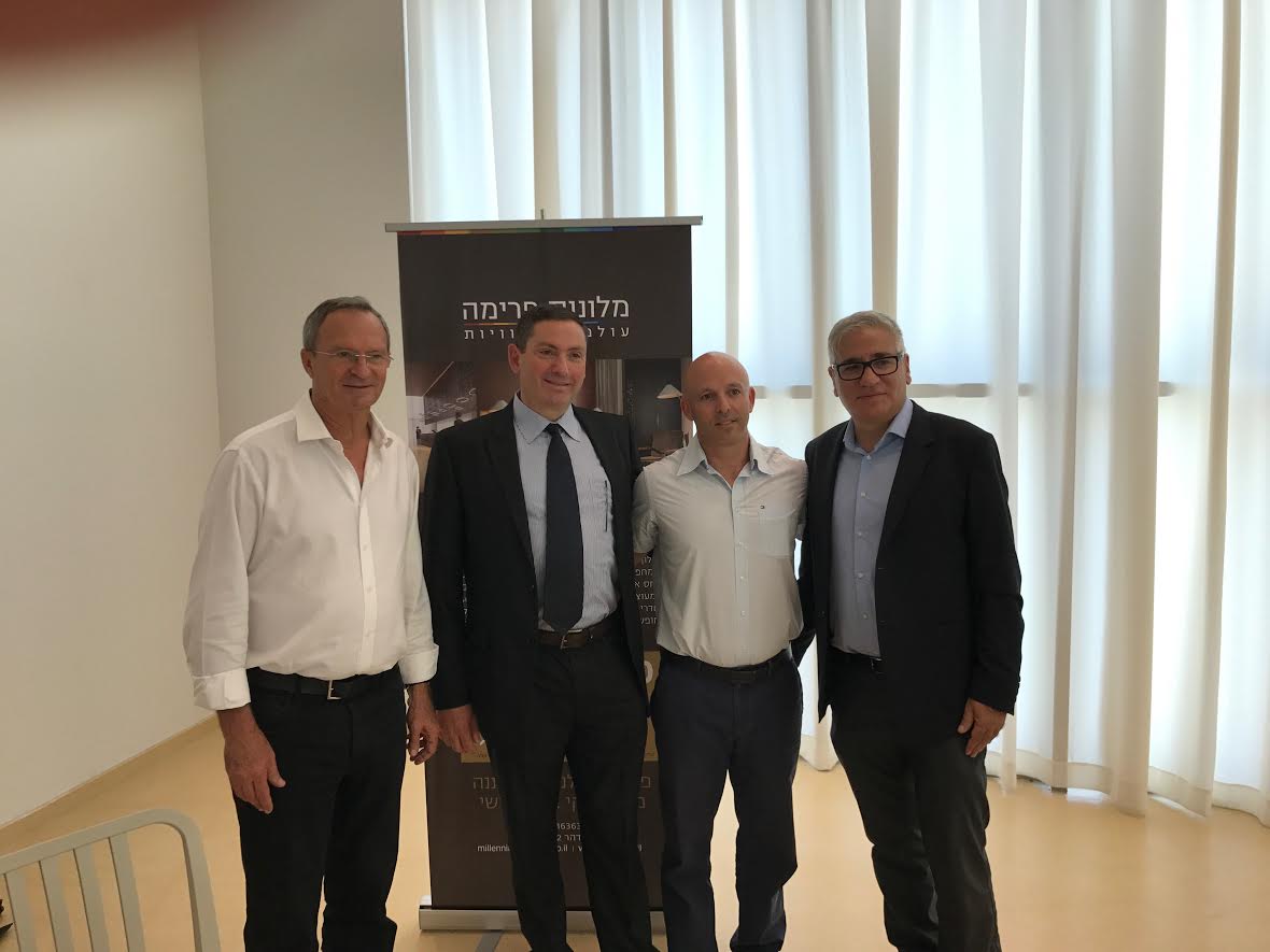 מלון ראשון ברעננה. מימין לשמאל: אמיר חייק