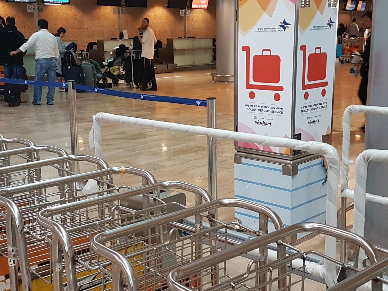 עגלות מיותמות בנתב"ג. צילום: ליזה דביר