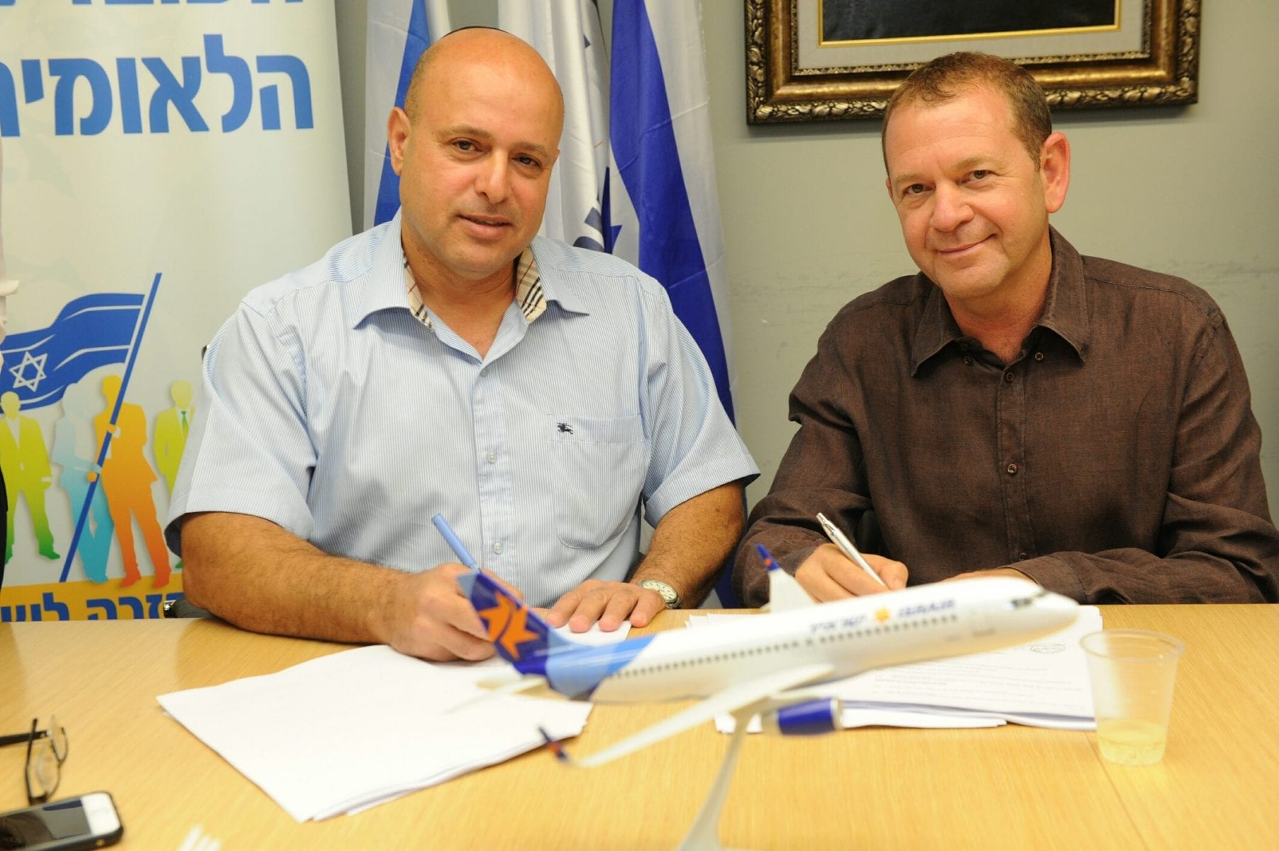 מנכ"ל ישראייר אורי סירקיס ומנכ"ל ההסתדרות הלאומית יאיר שלם. צילום: יח"צ|ועד דיילי ישראייר