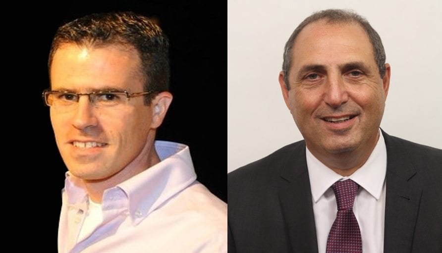 מימין: דיוויד טאקר