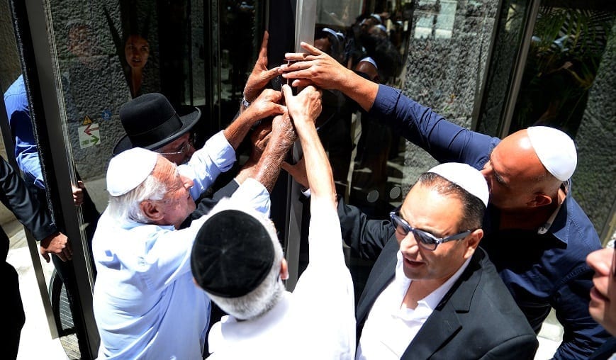 ביעת מזוזה מלון הרברט סמואל. צילום: אורן חסידים|אבי חורמרו