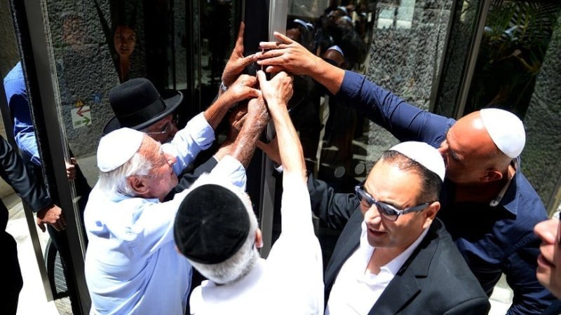 ביעת מזוזה מלון הרברט סמואל. צילום: אורן חסידים|אבי חורמרו