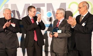 שר התיירות יריב לוין מעניק את הפרס לעו"ד עובד קדמי