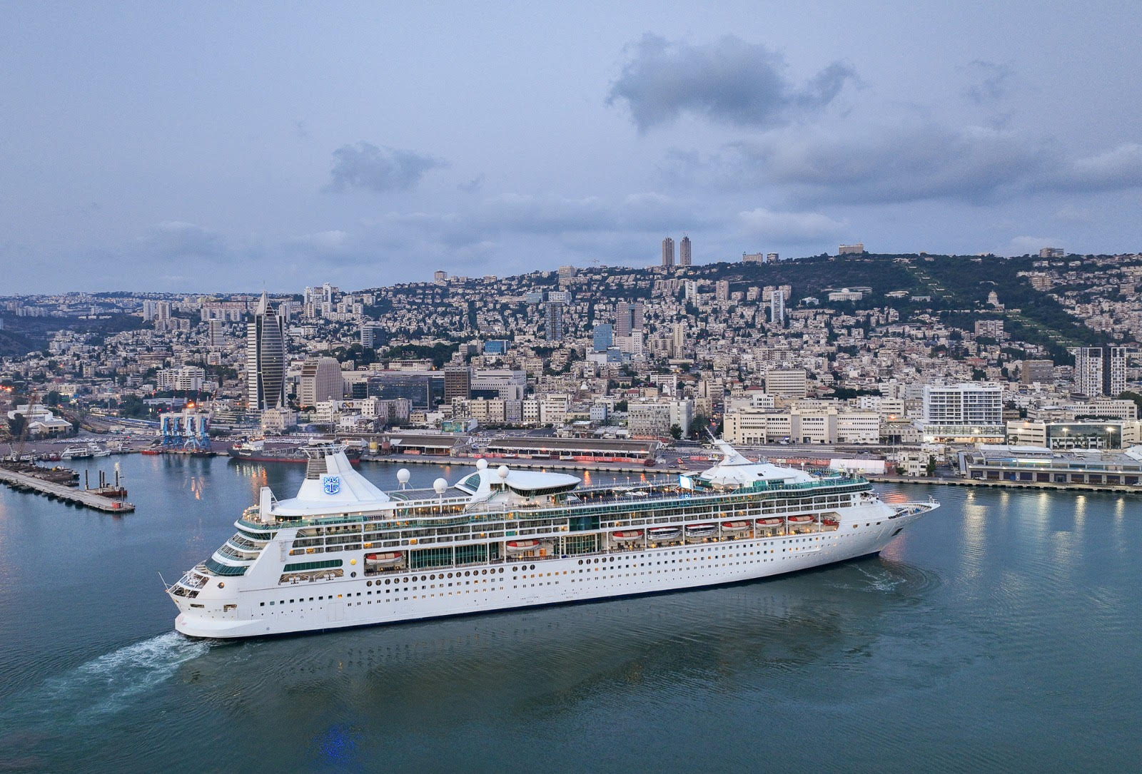 Rhapsody of the Seas. צילום: גיאודרונס