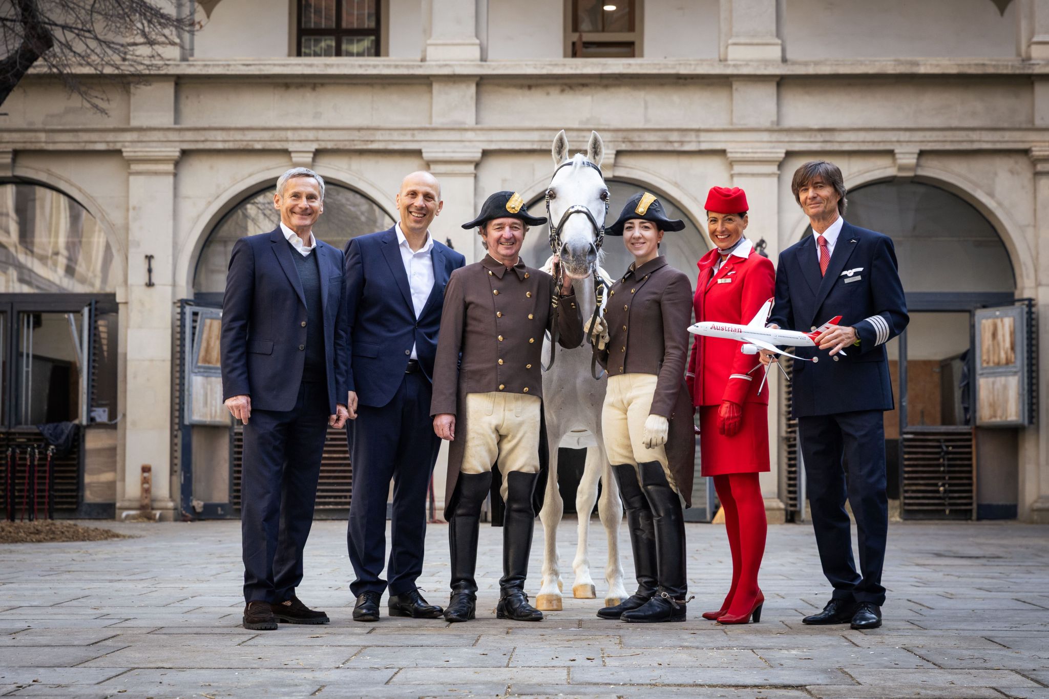 Representatives of Austrian Airlines with representatives of the "Spanish Riding School." Photo: Austrian Airlines