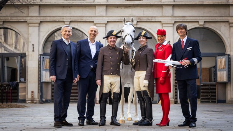 Representatives of Austrian Airlines with representatives of the "Spanish Riding School." Photo: Austrian Airlines