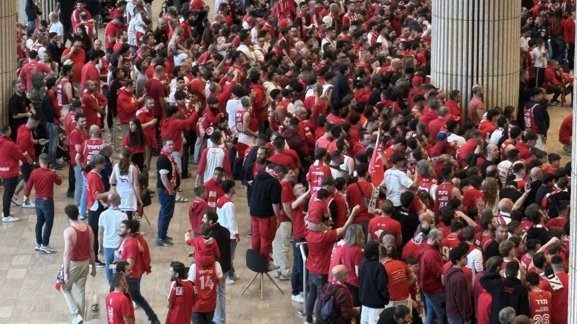 Celebration at Ben Gurion Airport. Hapoel Tel Aviv lands with the trophy. Photo: PassportNews