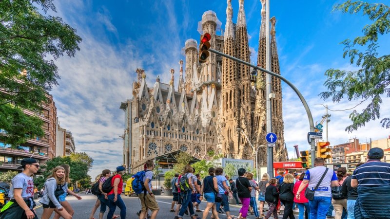 3 Flights a Day to Barcelona. Emirates. Photo: Shutterstock