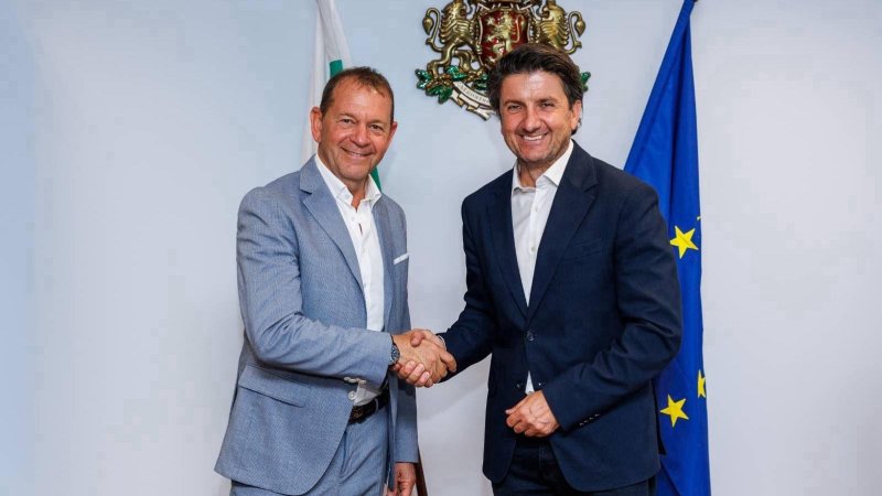 Right: Miroslav Borshosh with Sirkis. Photo: Bulgarian Ministry of Tourism