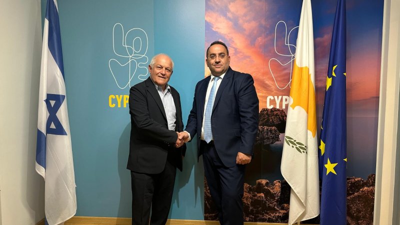 Israel and Cyprus with a historic agreement. On the right: Kommis and Katz