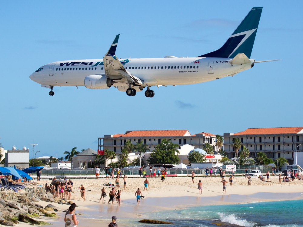 Archive Photo: Skycolors / Shutterstock / WestJet low over the Maho beach