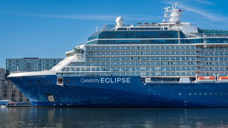 Круизный лайнер Celebrity Eclipse. Фото: shutterstock, Milos Ruzick