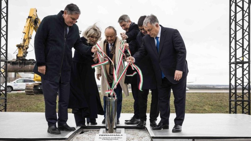 Церемония закладки первого камня. Фото: Будапештский аэропорт