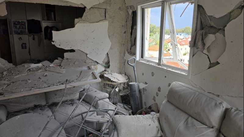 Повреждение жилого дома в Петах-Тикве. Фото: Пожарно-спасательная служба Израиля