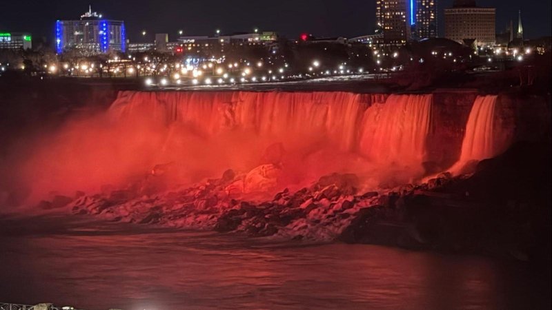 Водопады Ниагара освещены в память о членах семьи Бибс. Фото: Шакед Паз - Метаил Америка