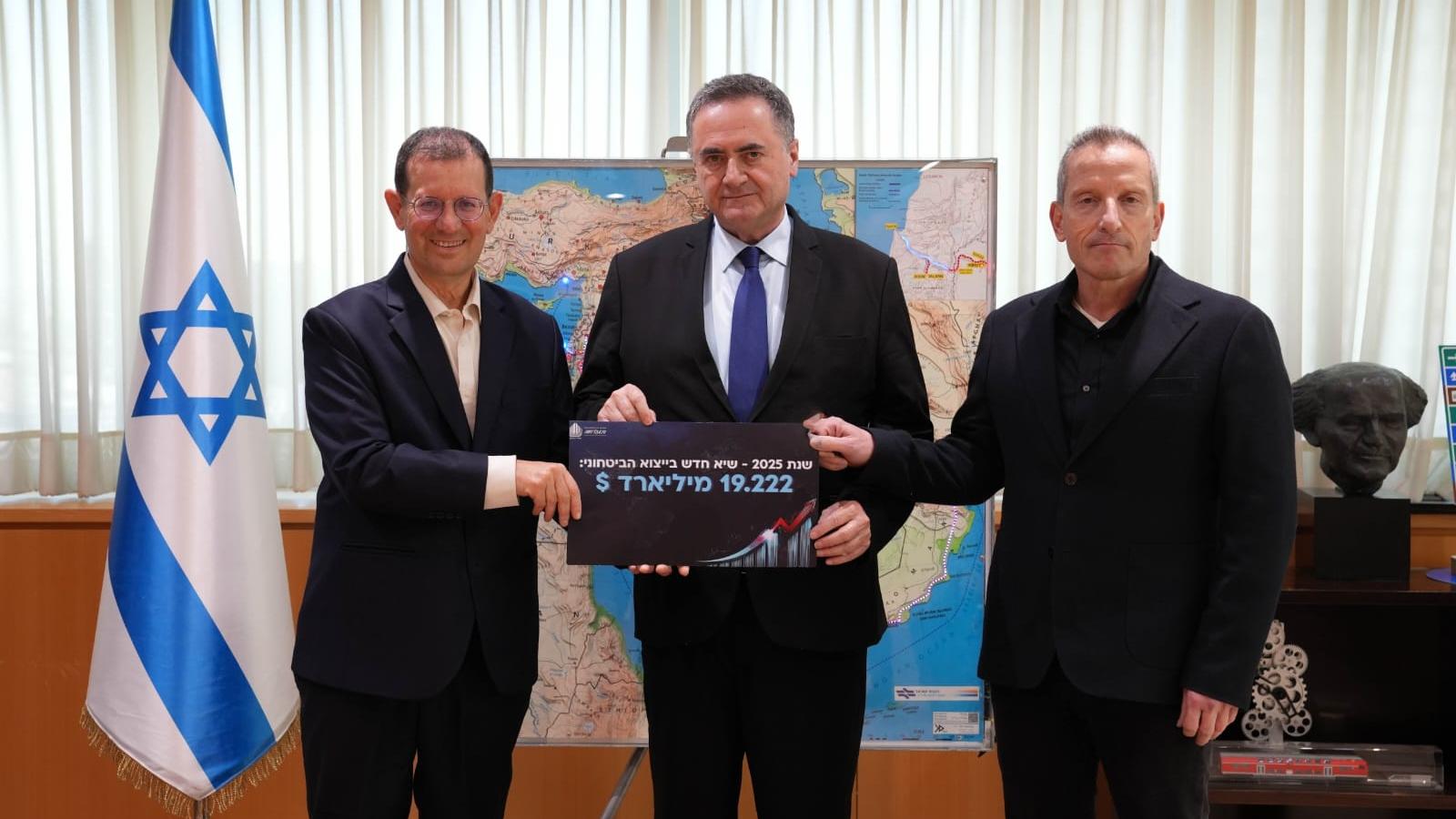 הענקת דו"ח הייצוא הביטחוני לשר הביטחון, ישראל כ״ץ. צילום: אריאל חרמוני, משרד הביטחון