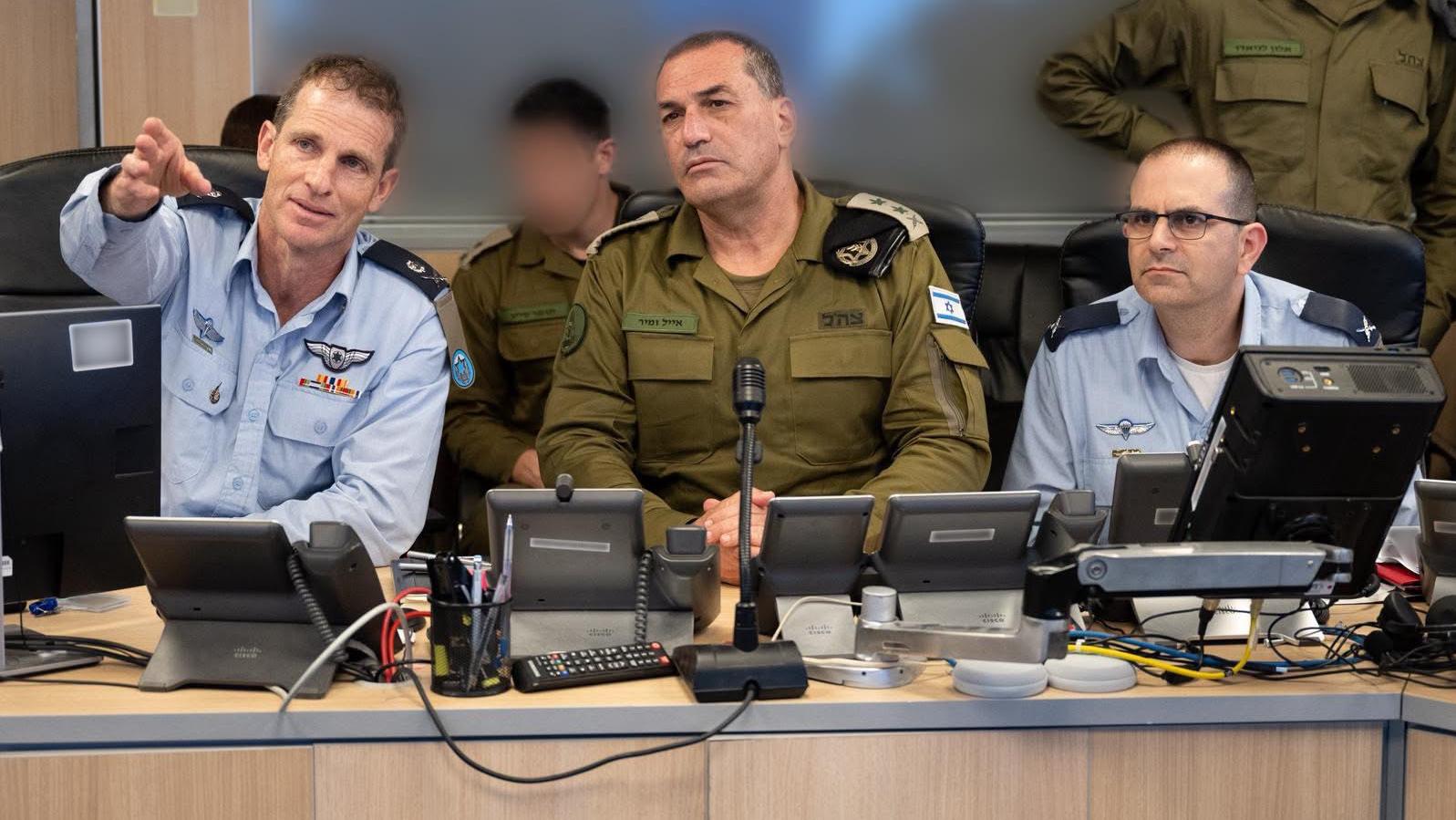 מימין לשמאל: הרמטכ״ל ומפקד חיל האוויר. צילום: דובר צה״ל