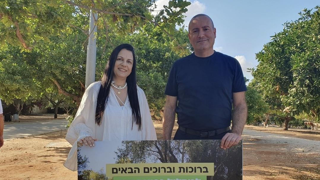 ראש עיריית רחובות מתן דיל ומנכ"לית "רפואת יער ישראל" גליה בן חיים. צילום: יח״צ