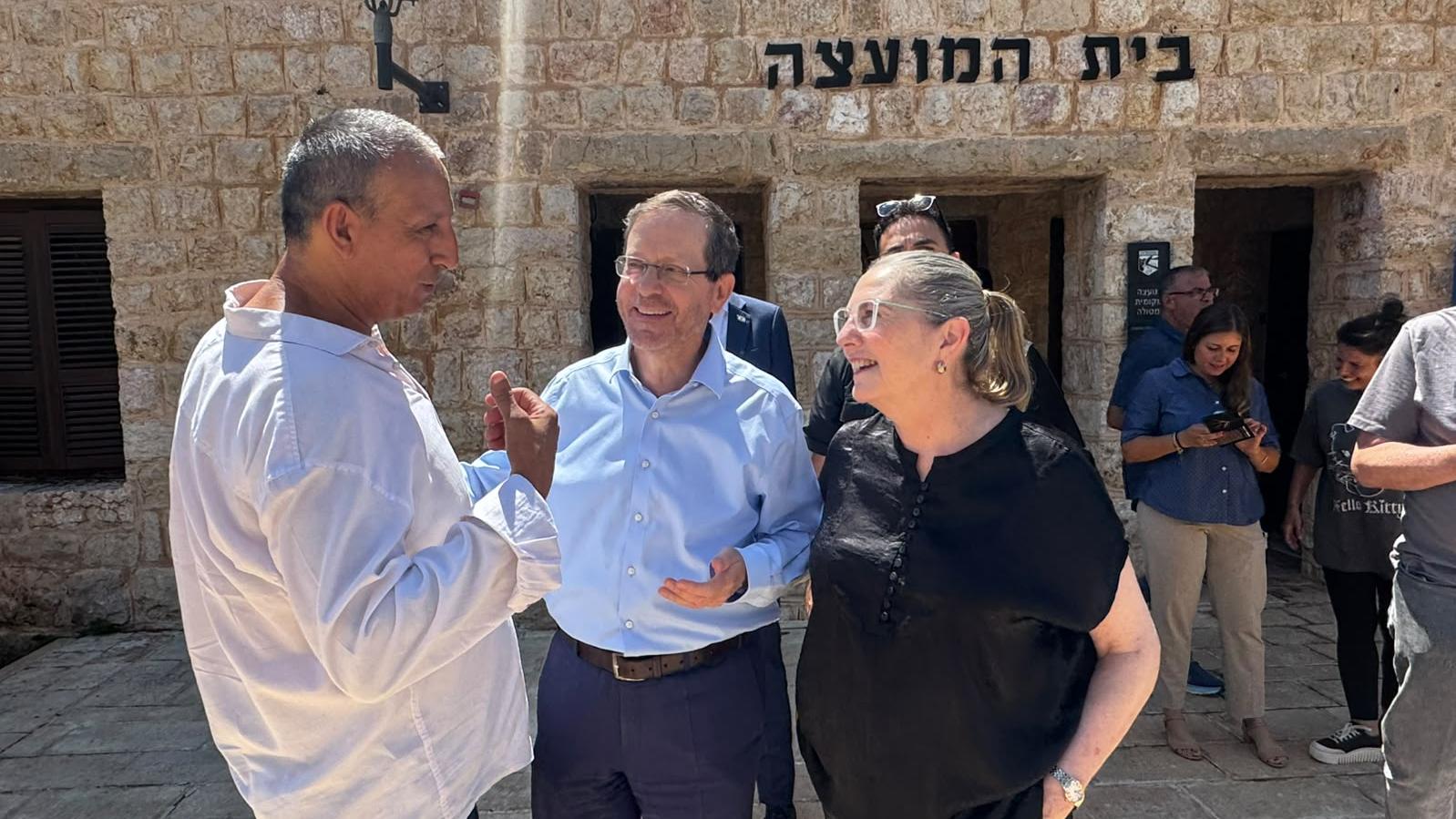 יצחק ומיכל הרצוג עם דוד אזולאי ראש המועצה מטולה. צילום: צילום: SE-PR
