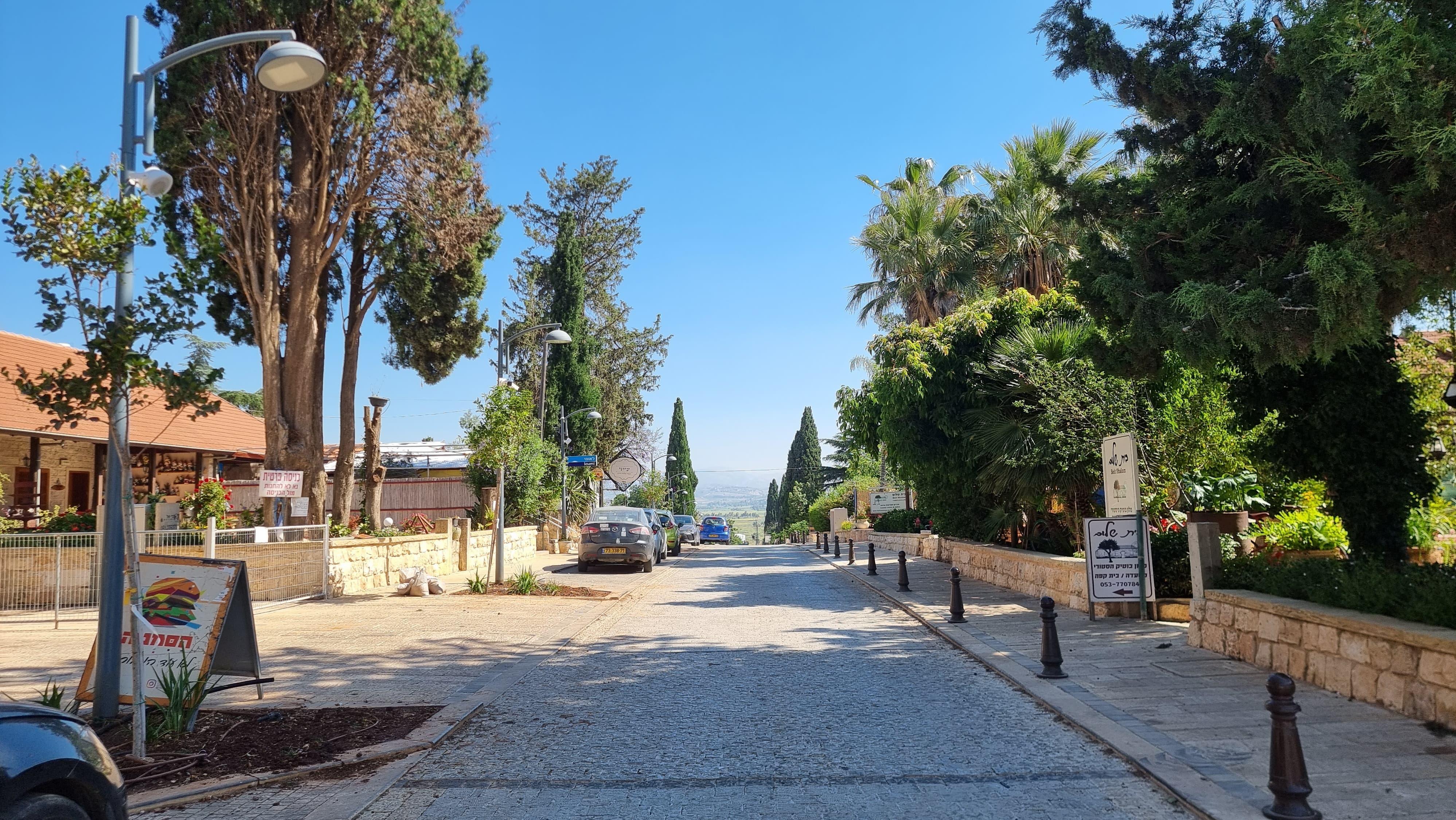 רחוב הראשונים המרכזי של מטולה, ריק מאנשים. צילום: ספיר פרץ