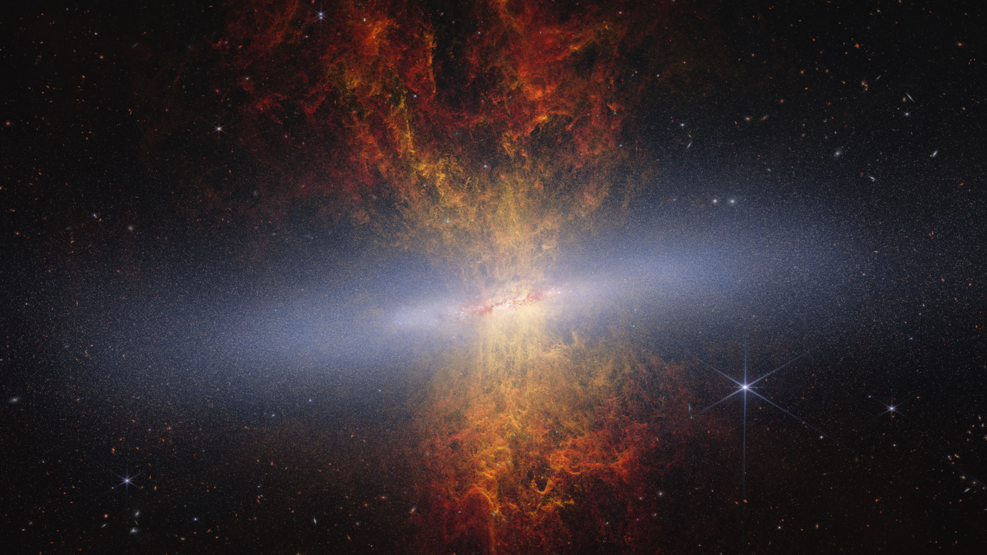 אחת הגלקסיות המסקרנות ביקום. צילום:  NASA, ESA, CSA, Adam Smercina (STScI, Tufts), Thomas Williams (University of Manchester); Image Processing: Alyssa Pagan (STScI)