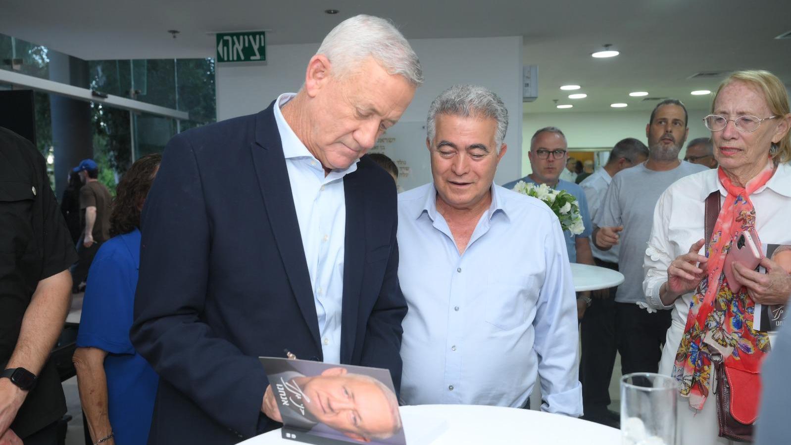בני גנץ עם עמיר פרץ. צילום: המרכז הישראלי לאלצהיימר ברמת גן