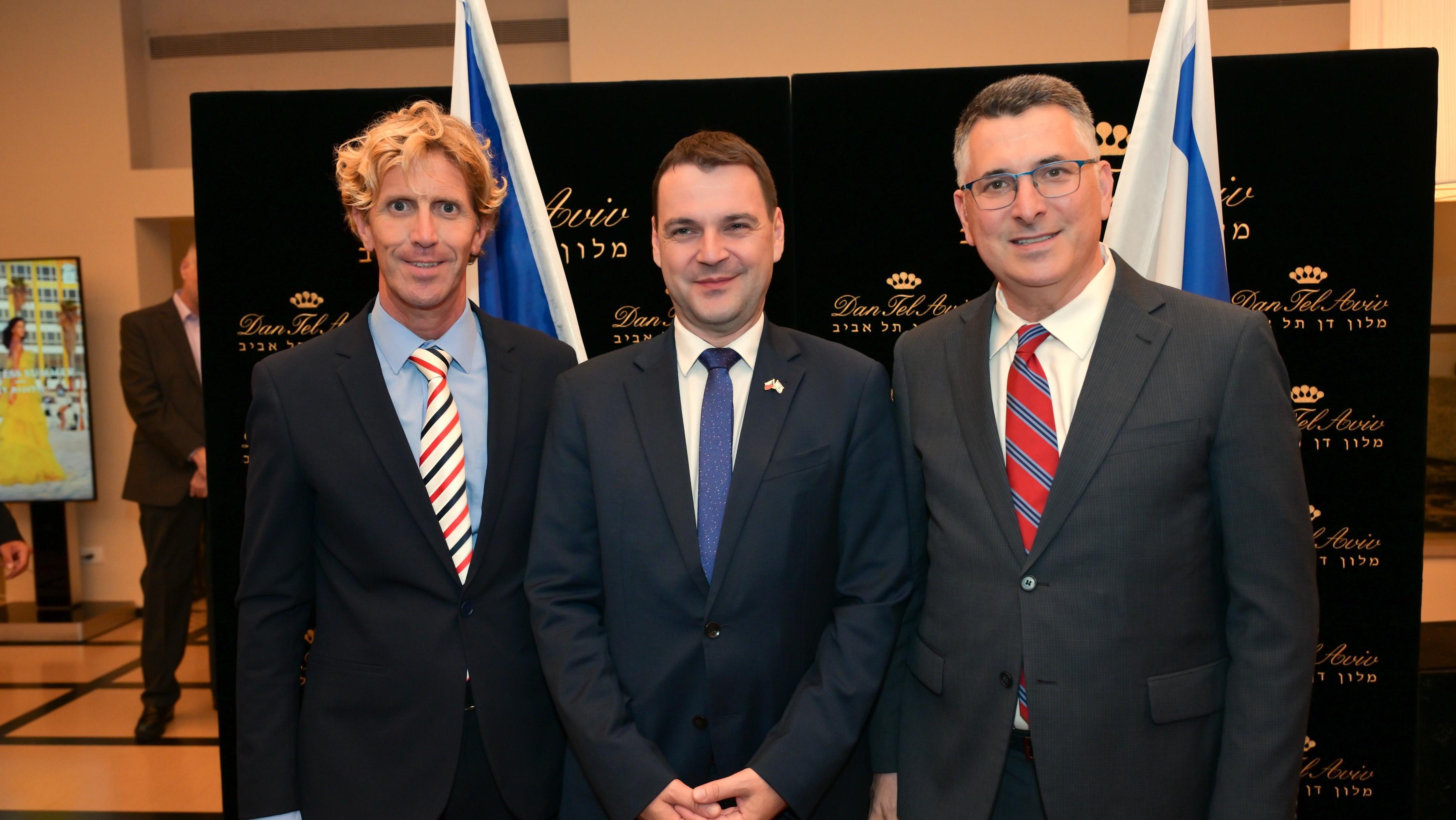 מימין: שר החוץ, גדעון סער, שר החוץ של צ'כיה, מר פטר מצינקה (Petr M&aacute;j&iacute;ček) ובן ינובר, מנכ"ל מלון דן תל אביב. צילום: שלומי אמסלם