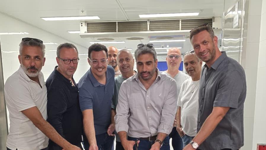 אמיר פורת, בעלים של ביסקוטי, יאיר שטבון ראש עיריית אריאל, יחיאל טוהמי, סגן ראש עיריית אריאל, דודי אדניה, מנכ"ל ביסקוטי, ריצ'י האנטר מבעלי קרן הה