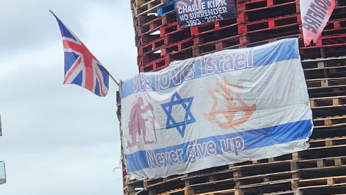 עוינת לישראלים? דגל ישראל מתנוסס ברחוב ראשי בבלפסט, אירלנד. צילום: ישי שפירא