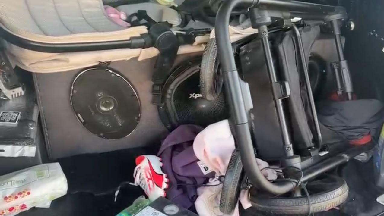 נוסע בתוך רמקול בתא המטען. צילום: דוברות המשטרה