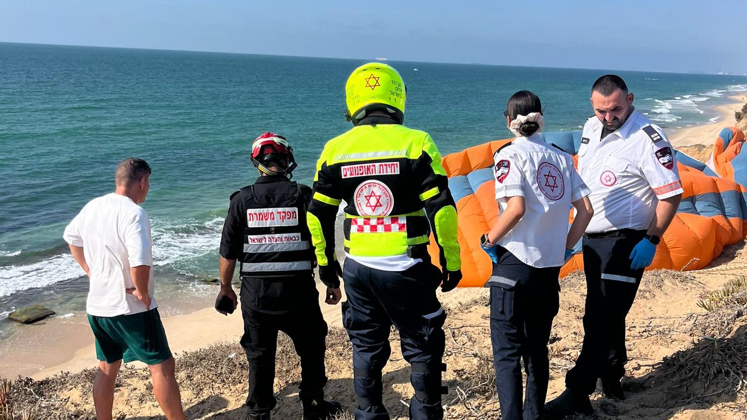 צנחן רחיפה נפצע סמוך לטיילת באשקלון. צילום: תיעוד מבצעי מד״א