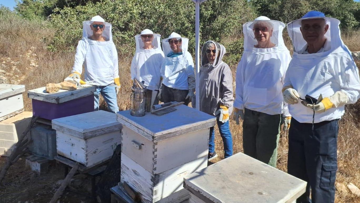 פותחים שנה מתוקה: דיירי פאלאס מודיעין הגיעו עד הכוורת. צילום: יח״צ