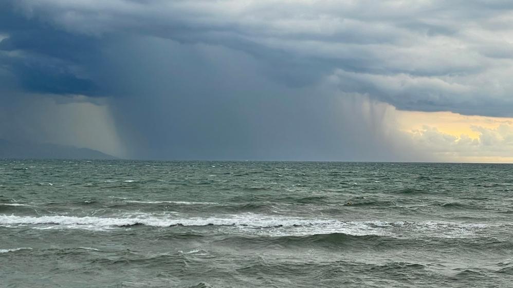 הוריקן עוצמתי בדרך ל Puerto Vallarta. צילום: Shutterstock